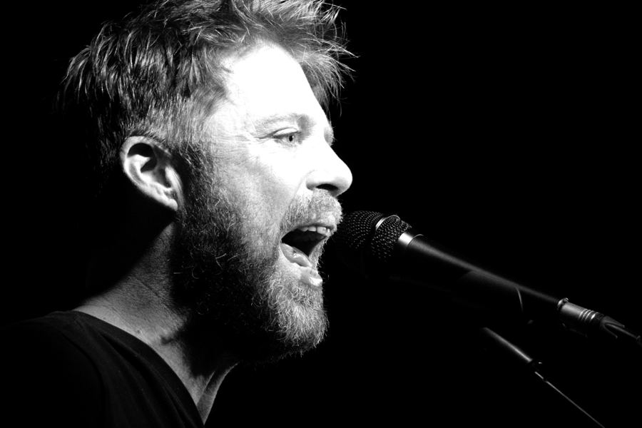 Remco Hoogstraten singing